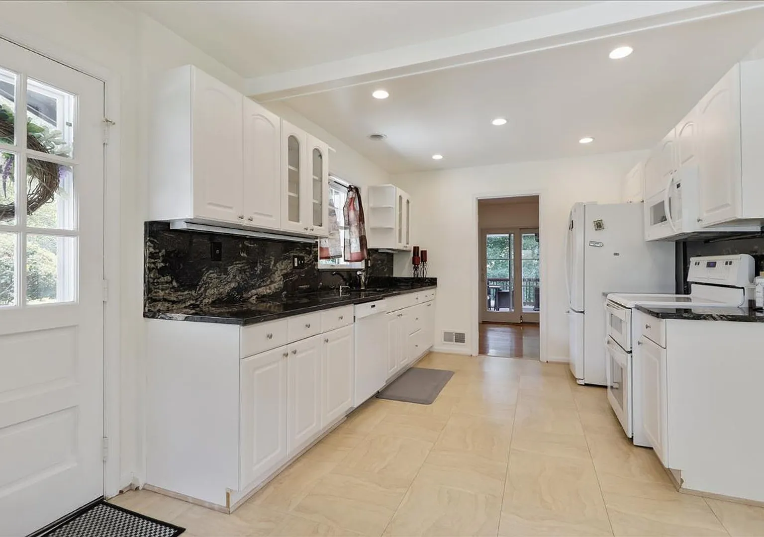 One Level Living!! In Potomac 4-5 Bed 4 Baths / Close In Potomac — Photo 3