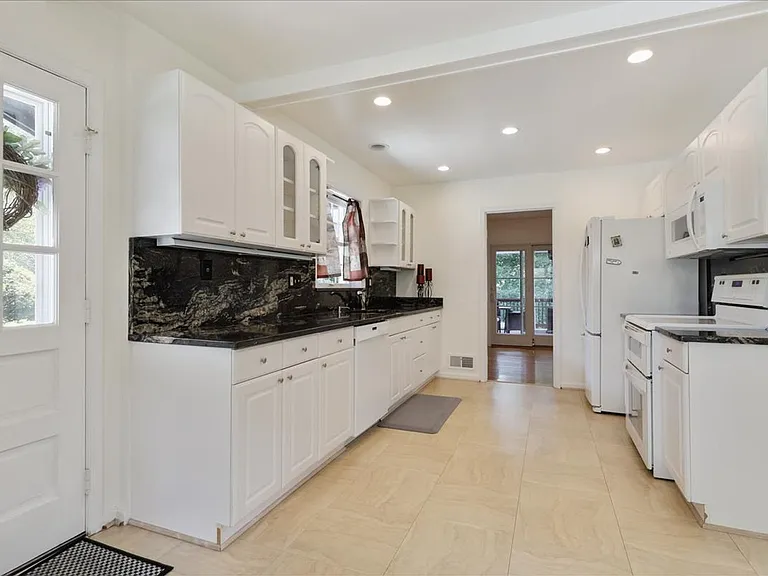 1397 Canterbury Way — Photo 3