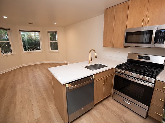 3rd image of 826 S Bell Ave