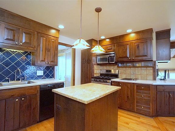 4th image of 90 Oakgrove Dr