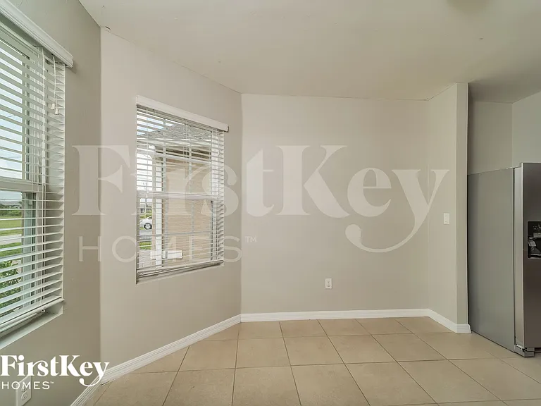 217 NW 9th St — Photo 5