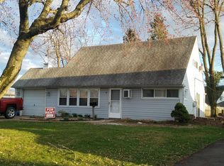 6 Iris Rd, Levittown, PA 19057