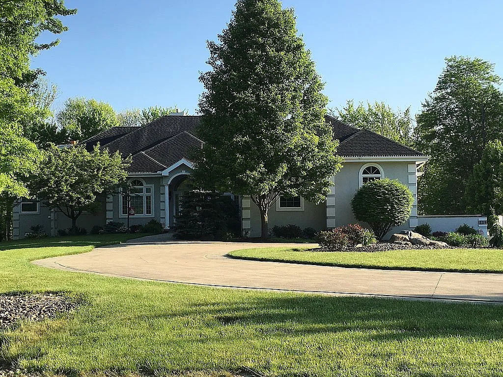 229 Ballantrae Dr photo 1