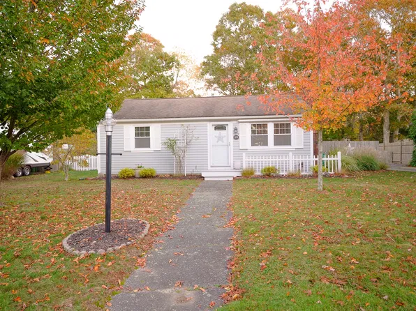 186 Buckwood Dr, Hyannis, MA 02601