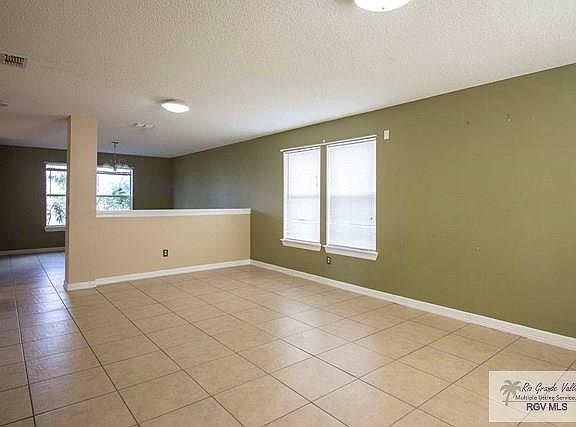 4th image of 1089 Champlain Dr