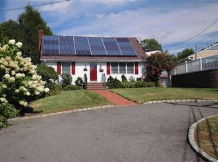 31 Central Pkwy, Huntington, NY 11743
