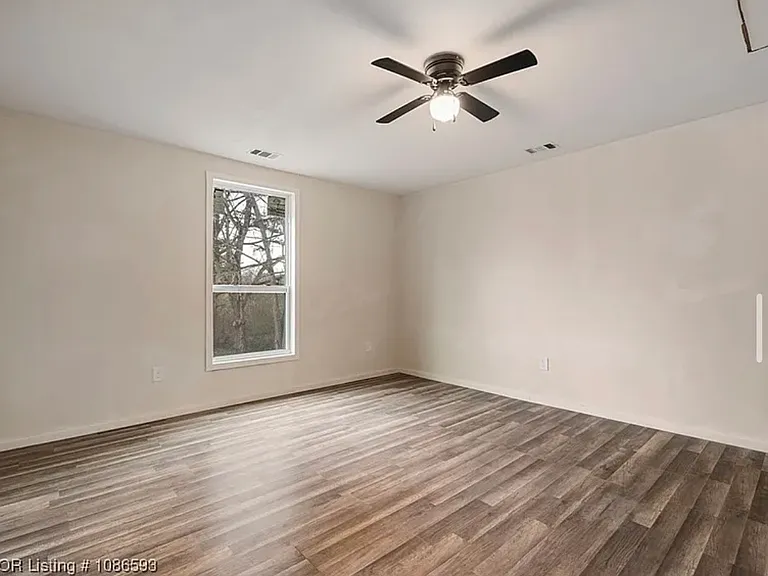 211 W Houston St — Photo 13