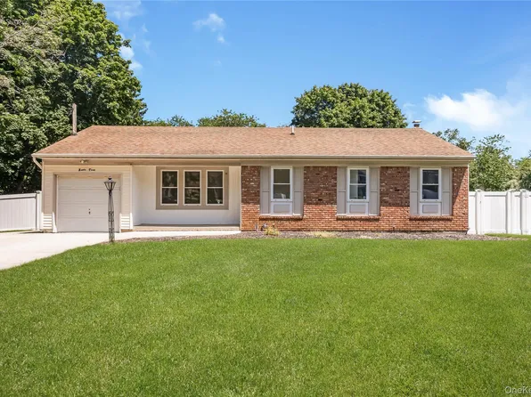 93 Raynor Road, Ridge, NY 11961