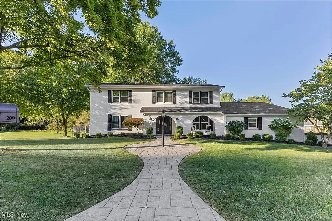 206 Kingsview Dr photo 1