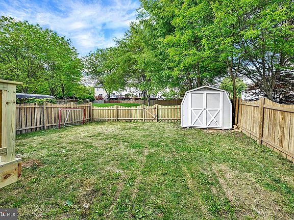 4th image of 711 Medinah Cir
