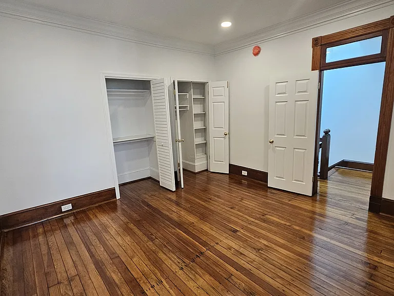 3d floor: middle bedroom with two closets