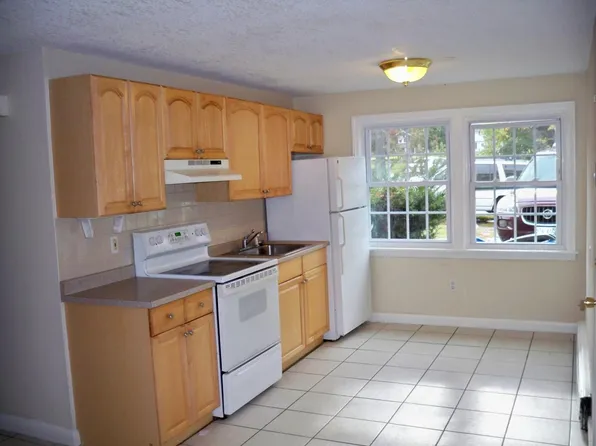 2 Carriage Hill Rd, Amesbury, MA 01913