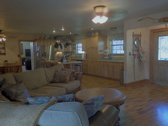 4th image of 613 W Peach St