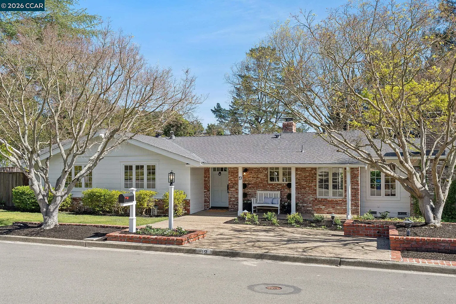 19 Eastwood Dr photo 1