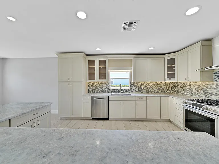 2388 E Edgewater Dr — Photo 2