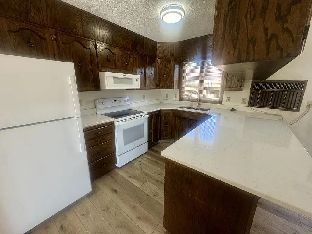 224 W Reno Ave — Photo 3