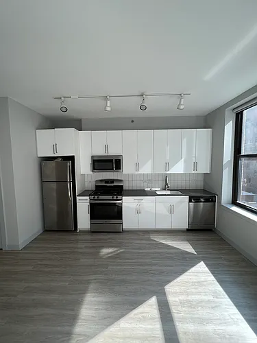 331 S Wells St Photo 1