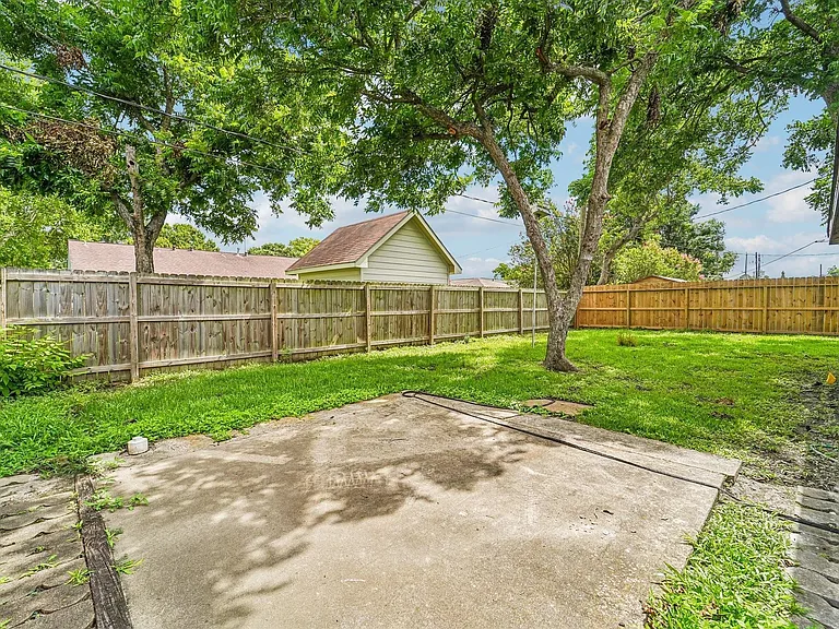 2801 Coy Dr — Photo 40