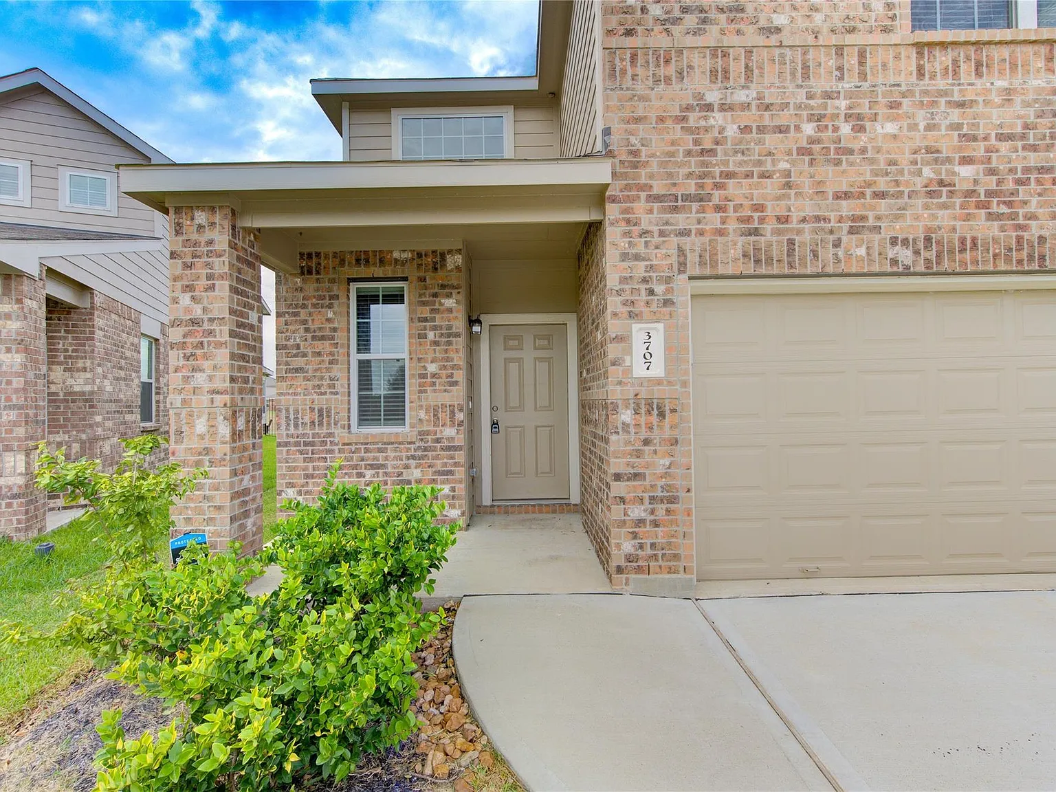 4 bed, 2.5 bath, 2462 sqft, $2,350 — Photo 3