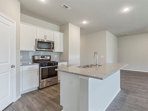 5th image of 909 W Sonoma St