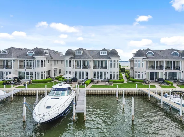 33120 Venetian Pointe Dr, Harrison Township, MI 48045