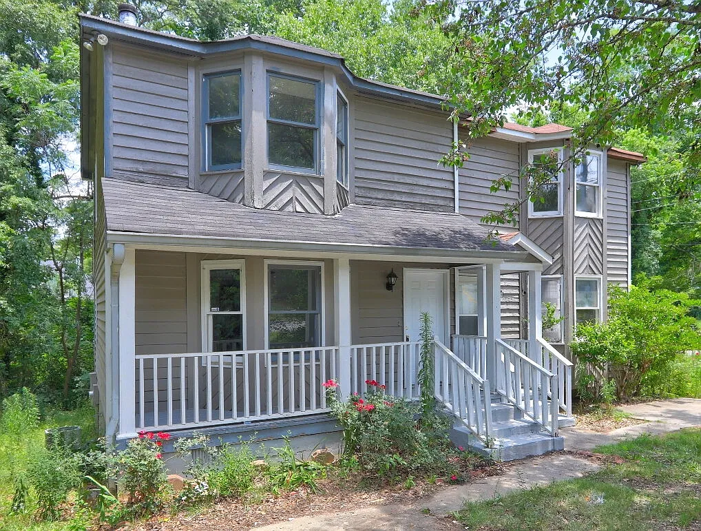 2 bed, 1.0 bath, 1015 sqft, $925 — Photo 1