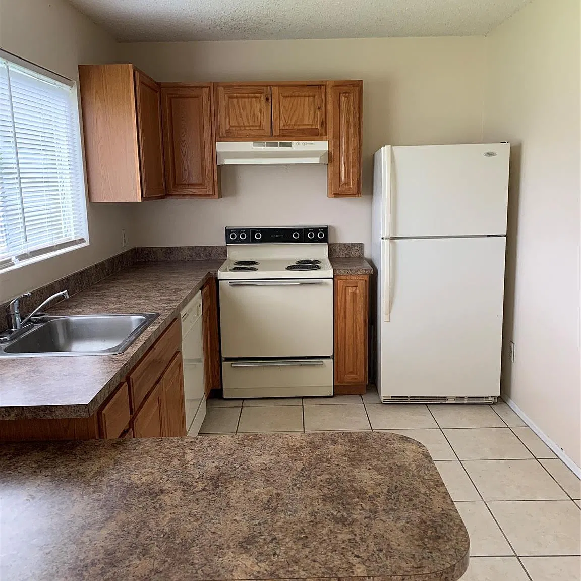 3 bed, 2.0 bath, 1036 sqft, $1,900 — Photo 2