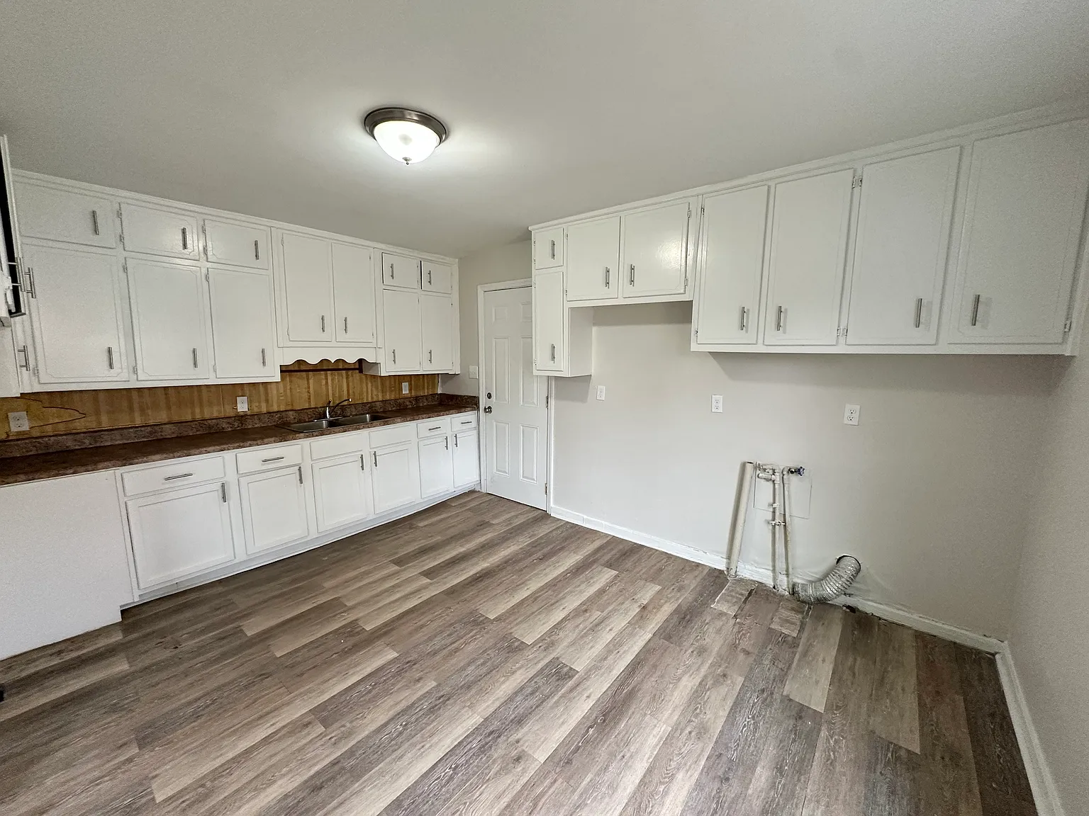 3 bed, 902 sqft, $1,100 — Photo 3