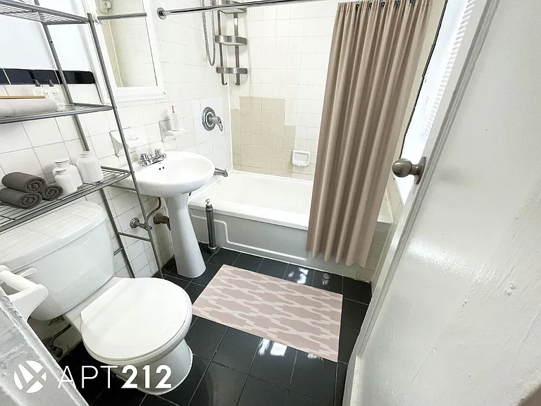 120 E 10th St #2 — Photo 5