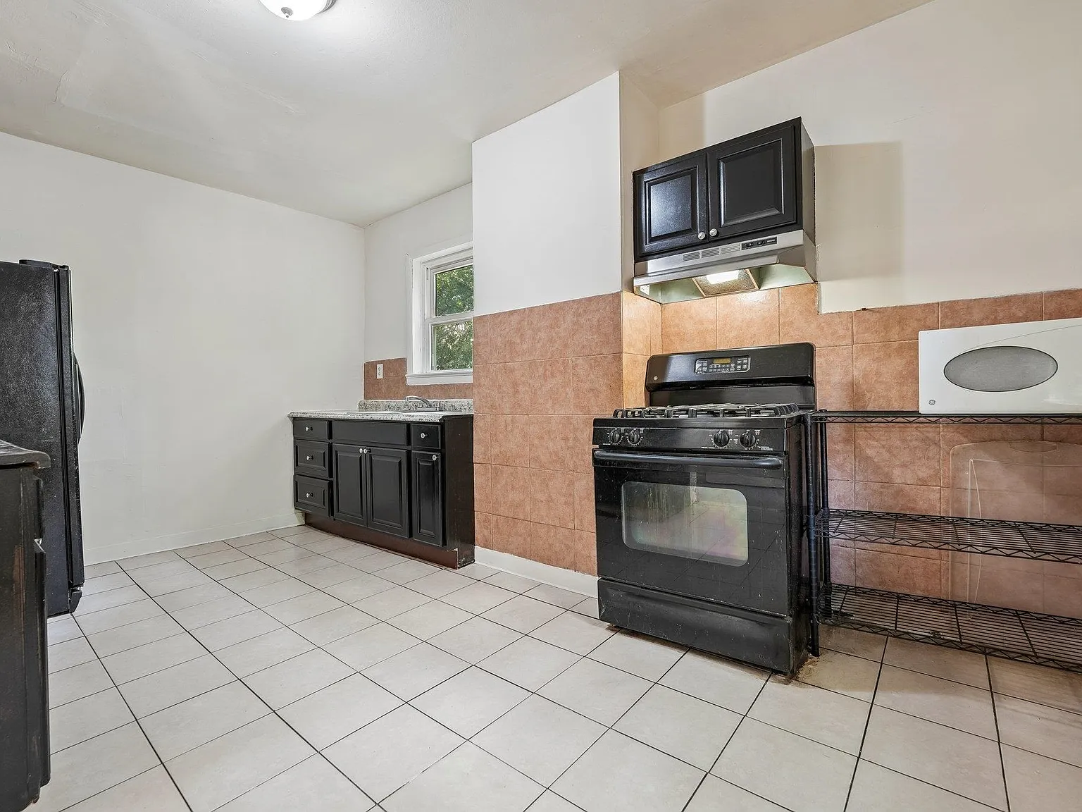3 bed, 1.0 bath, $2,900 — Photo 3