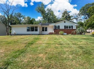 3 Tanglewood Ln, Green Brook, NJ 08812