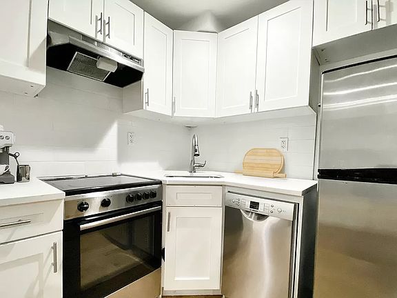 4th image of 348 W 21st St