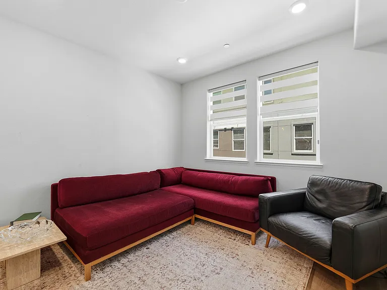 569 Yale Way — Photo 7