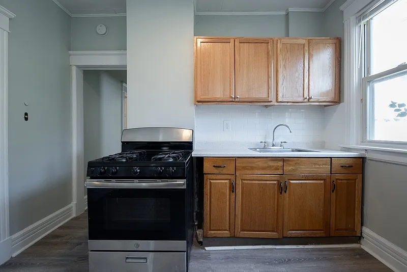 3 bed, 1.0 bath, 1100 sqft, $1,550 — Photo 3