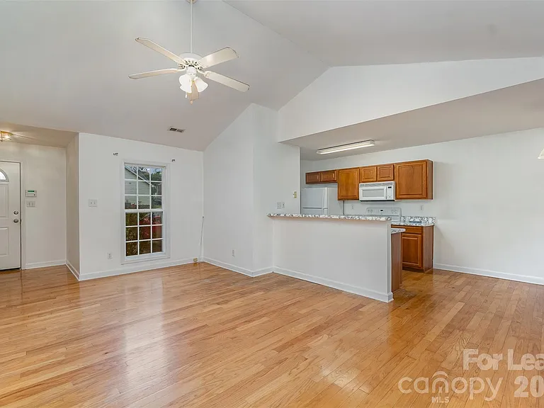 2716 Rabbit Ridge Dr — Photo 3