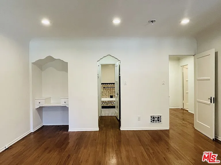 203 N Doheny Dr — Photo 16