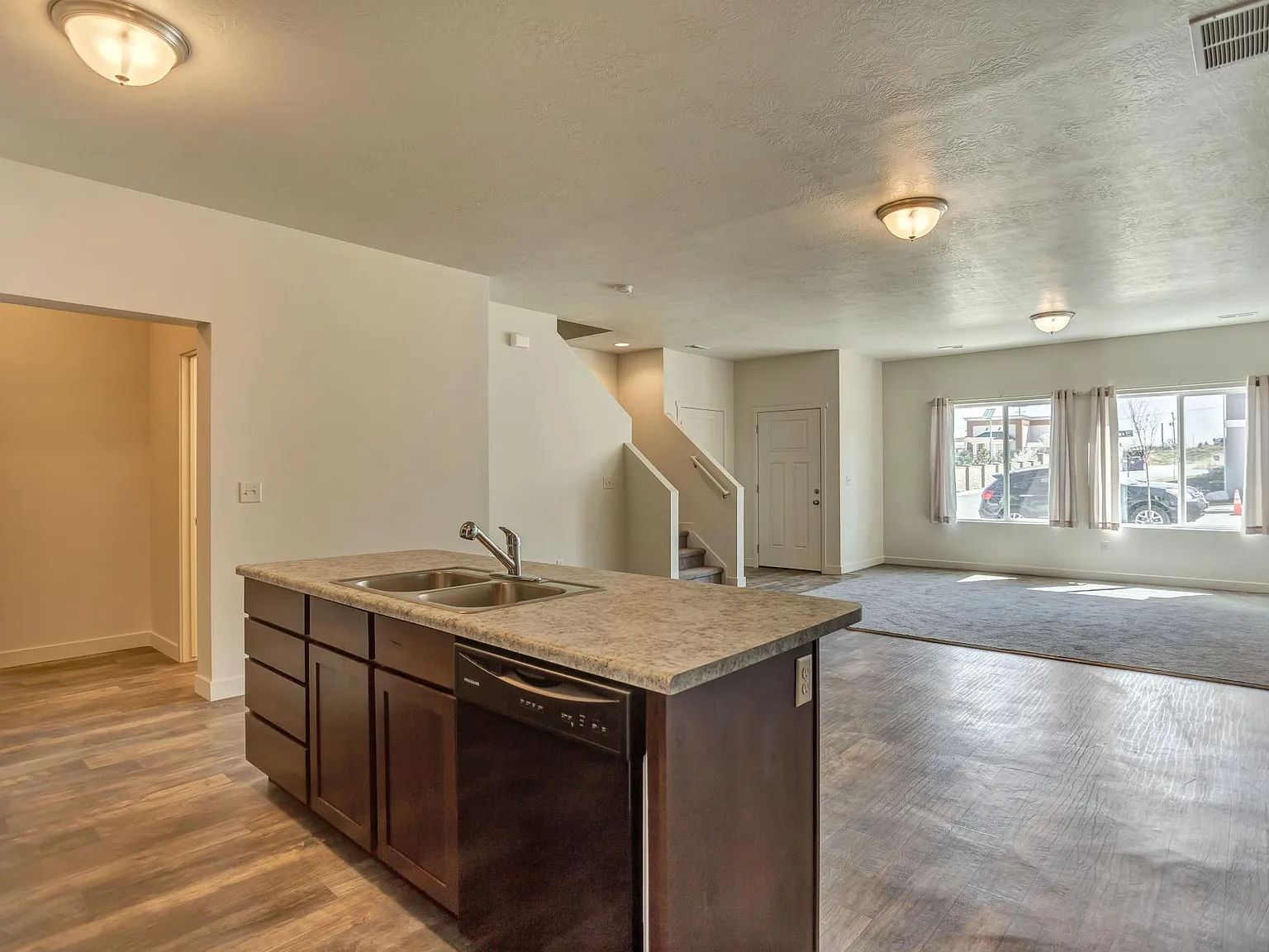 3 bed, 2.5 bath, 2128 sqft, $2,095 — Photo 4