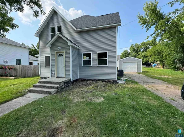 222 W 2nd St, Canton, SD 57013