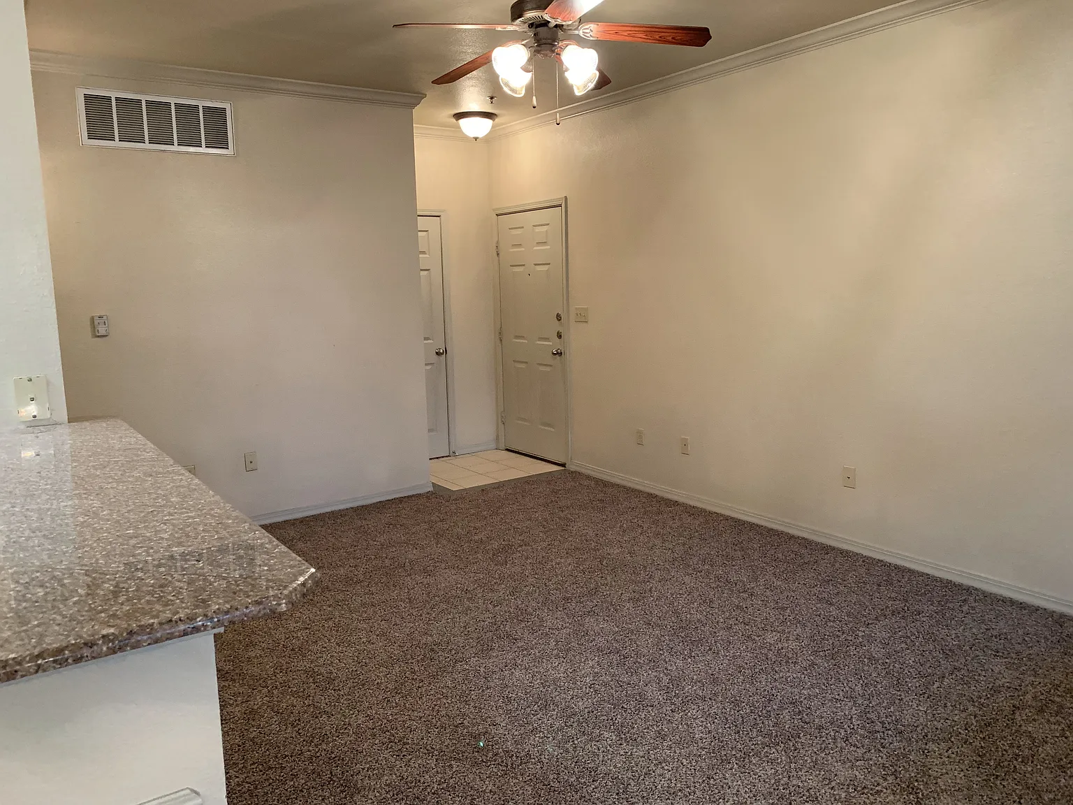 2 bed, 1040 sqft, $1,430 — Photo 3