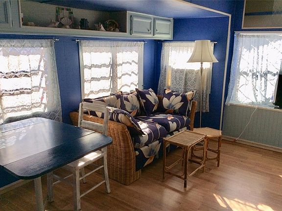 3rd image of 613 Nettles Blvd
