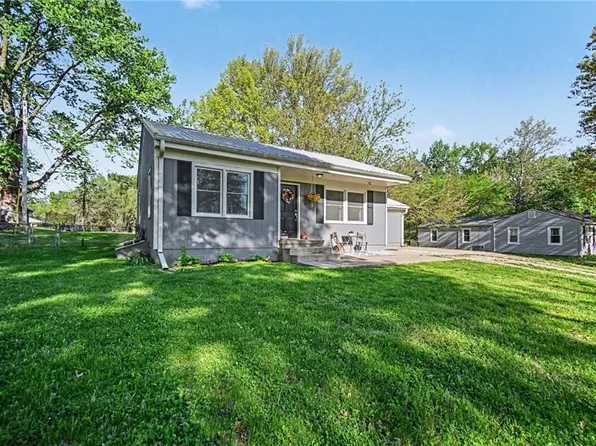 1209 N 8th St, Lansing, KS 66043