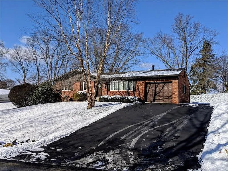 553 Thomas St photo 1