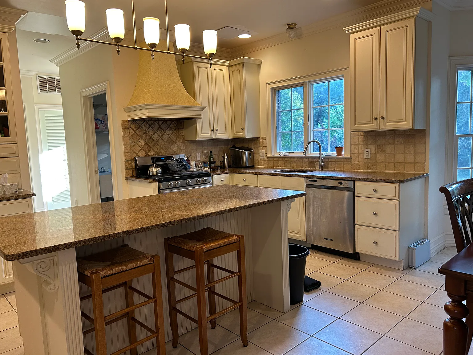 5 bed, 4061 sqft, $7,499 — Photo 2