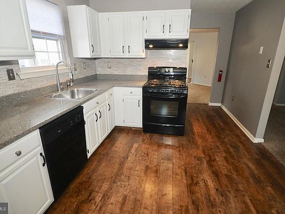 3rd image of 224 Birch Hollow Dr