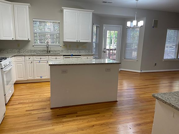 3rd image of 4829 Derbyshire Dr