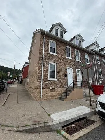 552 Thomas St