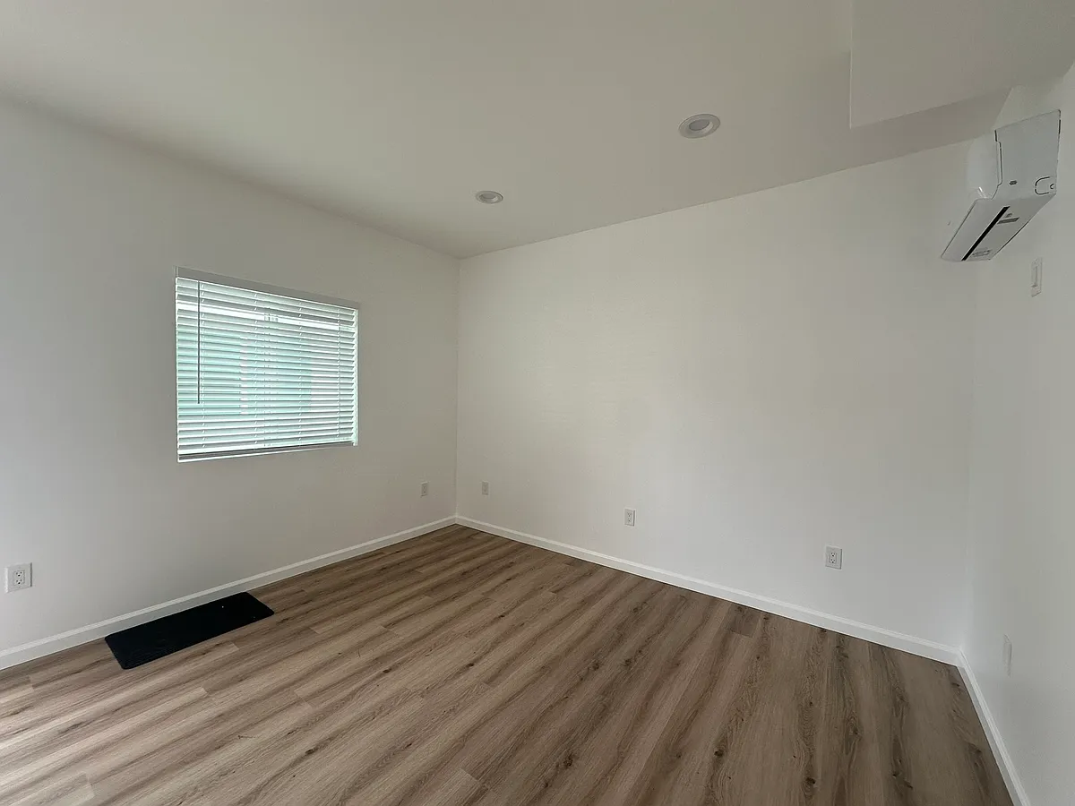 Building Photo - 14527 Hartland St #11