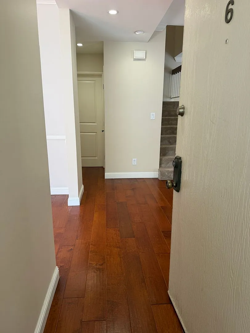 Large Townhome in Glendale, Verdugo Woodlands — Photo 4