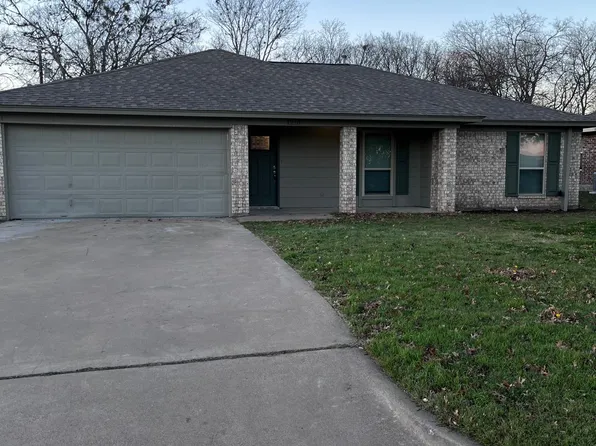 1210 Sandstone Dr, Cleburne, TX 76033