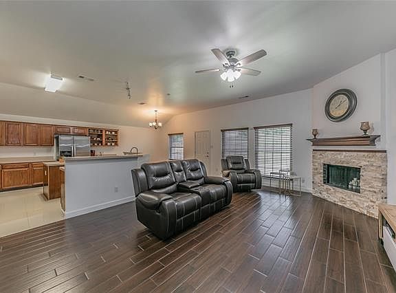 2nd image of 2920 Creekbend Ct